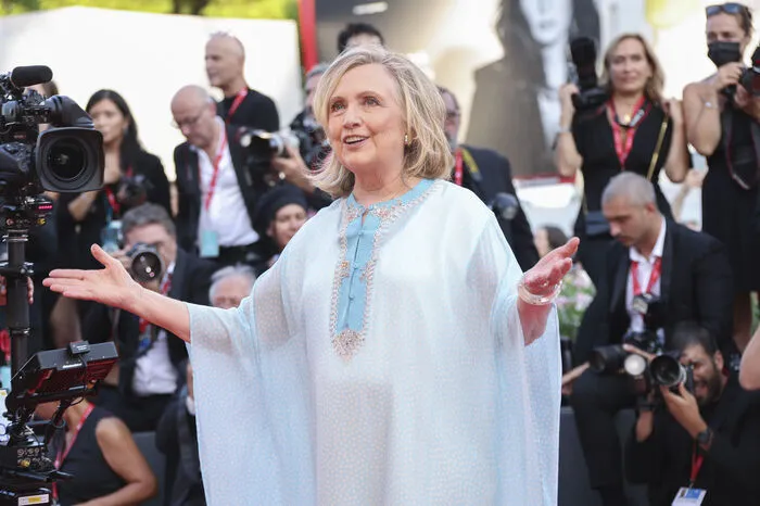 Auch sie war am Mittwochabend unter den prominenten Gästen auf dem Roten Teppich: Die frühere US-Außenministerin Hillary Clinton überraschte mit ihrem Kommen.