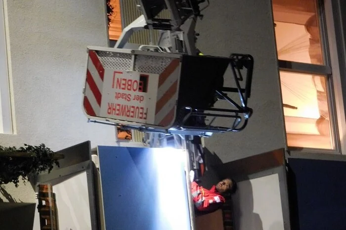 Da ein Transport der Verletzten über Stiegenhaus oder Lift nicht möglich war, musste die Rettung über den Balkon erfolgen...