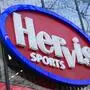 Ein großes Logo mit der Aufschrift „Hervis Sports“
