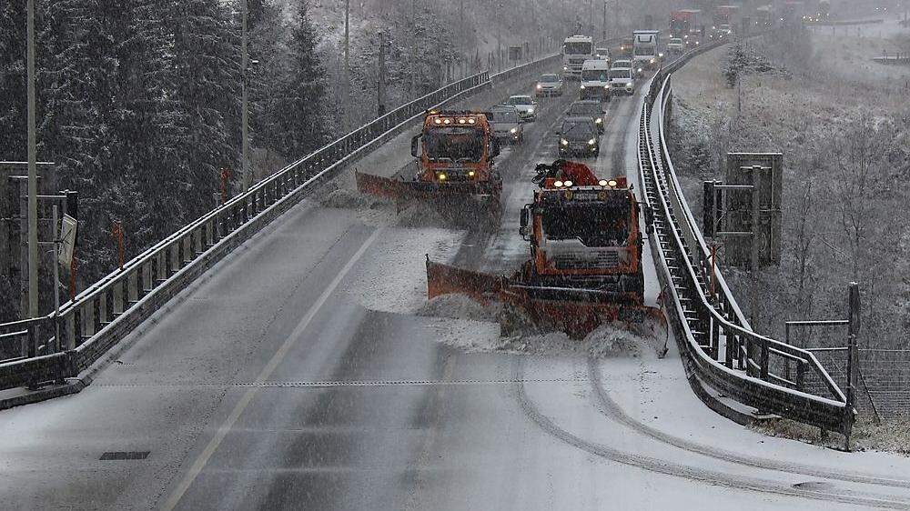 Die Schneepflüge der Autobahnmeisterei mussten am Freitag ausrücken