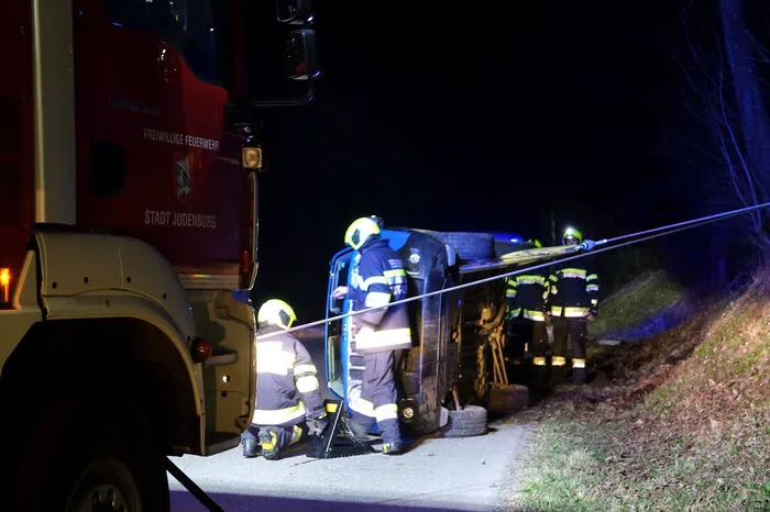 Ein Fahrzeug war auf der Seetaler Straße auf die Seite gekippt. Der Lenker, der allein im Fahrzeug war, konnte sich nicht aus dem Wagen befreien.