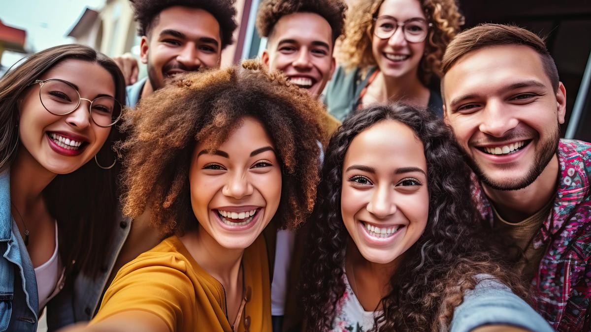 Junge Menschen machen ein Selfie - das Foto ist KI-generiert 