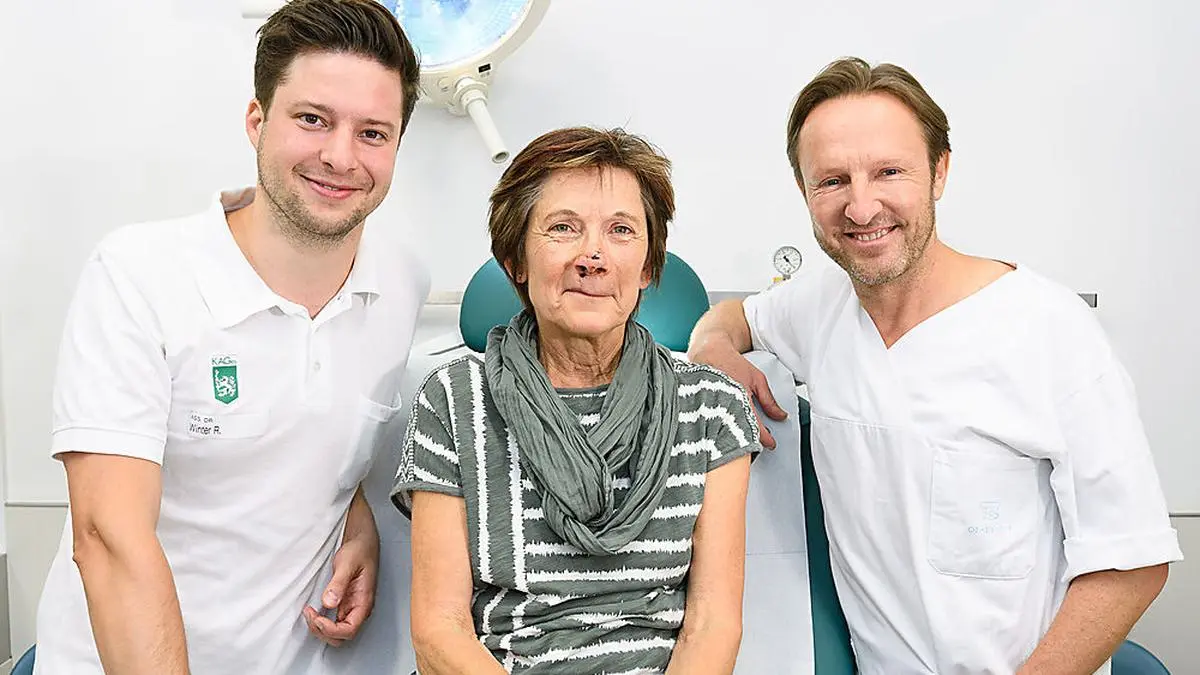 Dr. Raimund Winter und Dr. Thomas Rappl mit der glücklichen Patientin