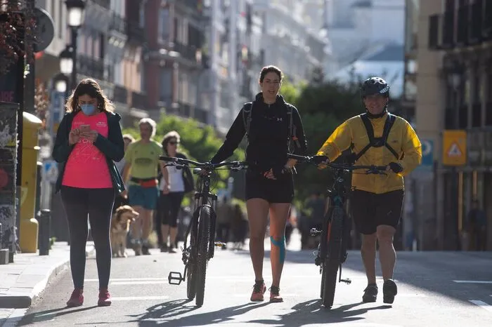 In der besonders betroffenen Hauptstadt Madrid sowie in Barcelona bleibt die Ausgangssperre dagegen bestehen.