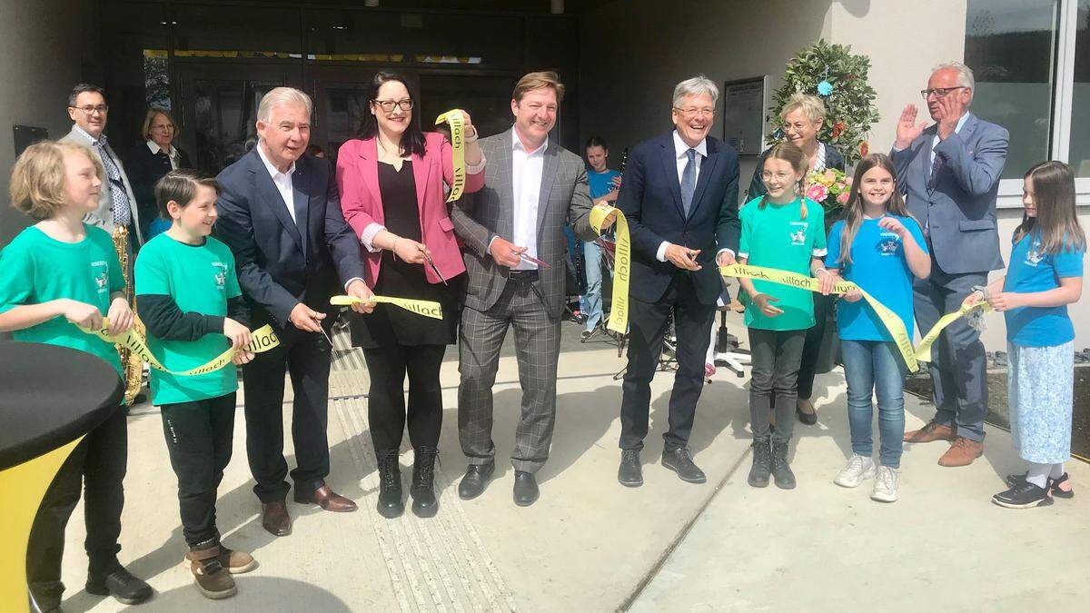 Stadtrat Harald Sobe, Vizebürgermeisterin Sarah Katholnig, Bürgermeister Günther Albel, Landeshauptmann Peter Kaiser, Schuldirektorin Barbara Schwarzl und Landtagspräsident Reinhart Rohr (von links) mit Schülern der VS Landskron