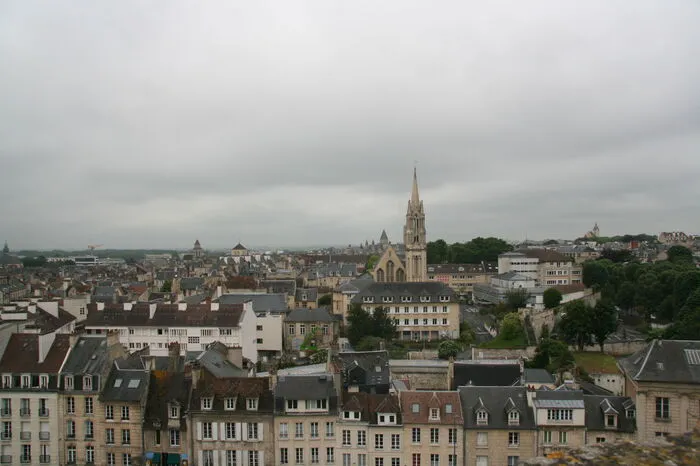 Mit seinen Gebäuden aus dem hellen Sandstein der Region und seinen Parks gilt Caen als „grüne Stadt“. Studentisches Flair und reichlich Boutiquen machen die Stadt zu einem Besuchermagneten.
