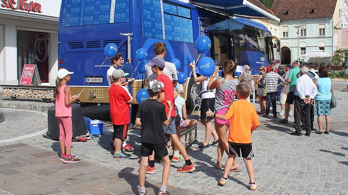 Junge Besucher nutzten das Informationsangebot des Euro-Busses