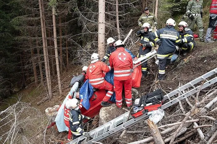 In den beiden Autos befanden sich sieben eingeklemmte Personen. Eine schwerverletzte Person lief im Schock in den Wald und musste von der Bergrettung geborgen werden, hieß es bei der Übung weiter.