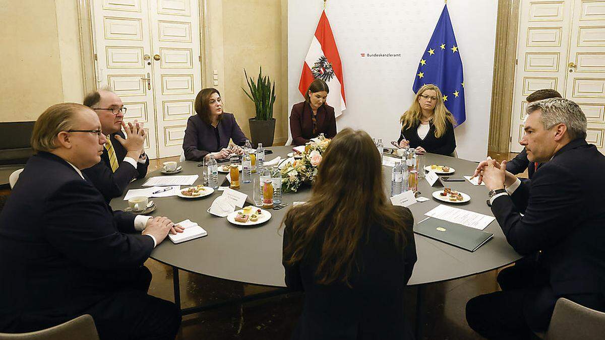 Bundeskanzler Karl Nehammer (ÖVP) beim Gespräch mit internationalen Botschafterinnen und Botschaftern in Wien.