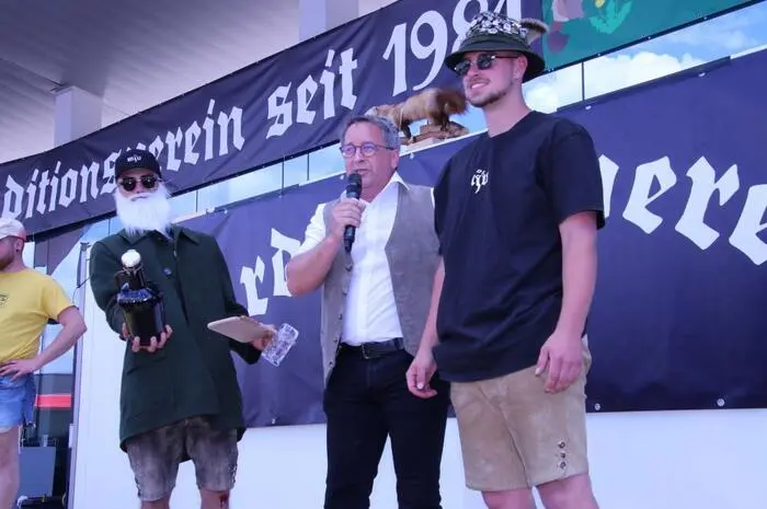 Bei der offiziellen Eröffnung um 15 Uhr sorgte der Bürgermeister von Rosental, Johannes Schmid, mit seinen originellen Geschenken – Schneidebretter mit Messern, Biergläser und Stubalmbräu – und launigen Worten für viel Beifall.