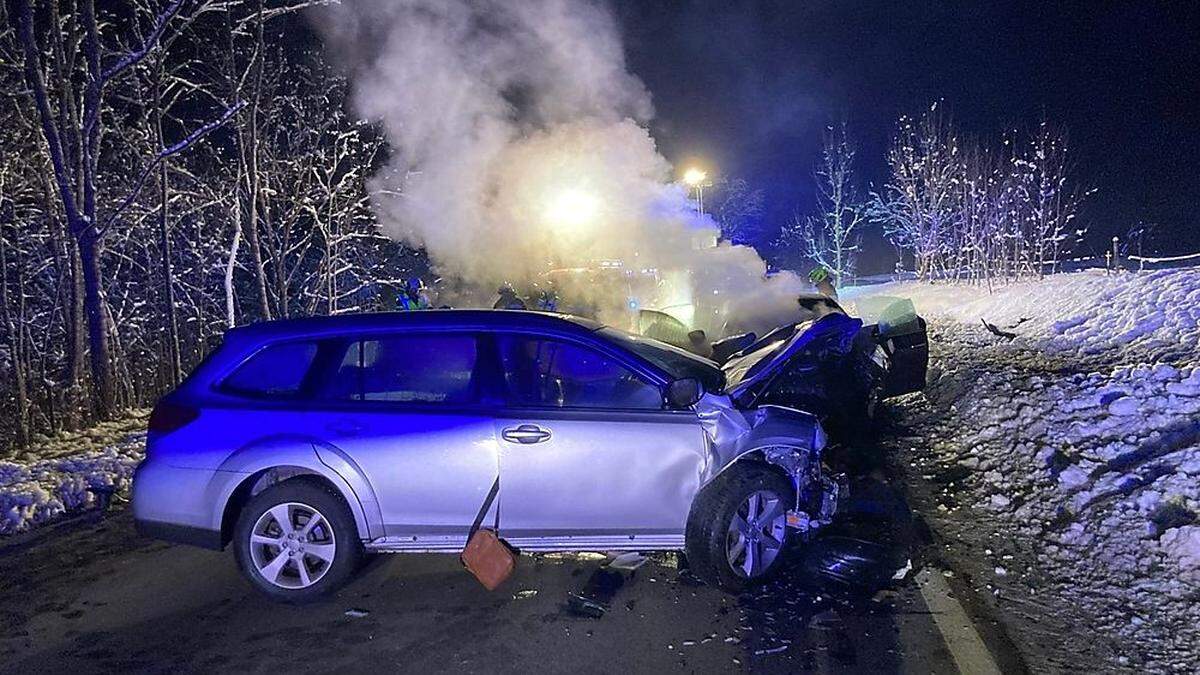 Eines der am Unfall beteiligten Fahrzeuge geriet nach dem Zusammenstoß in Brand