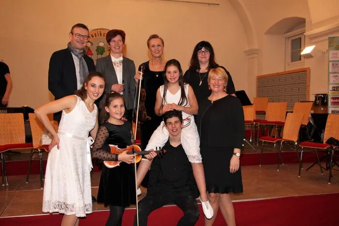 Anna Knott, die Musikschulleiter Hans Brunner und Petra Glanzer, Letizia Lamb, Inge Jacobsen, die Tänzer Paul und Anna Aschenwald, Angelika Gruber und Elisabeth Rosegger