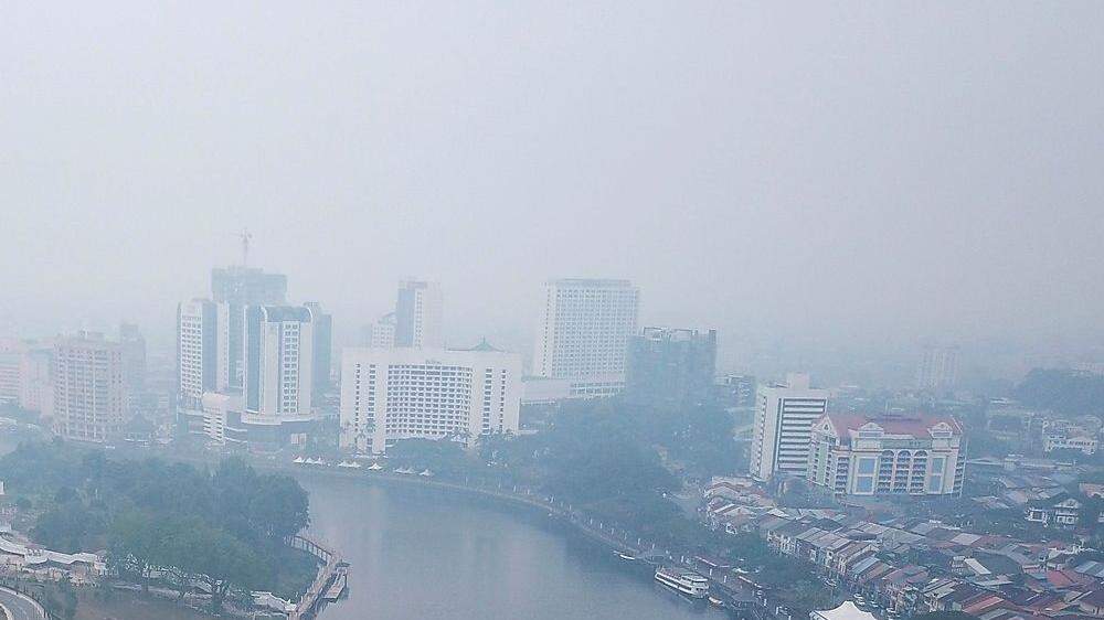 Große Teile Borneos sind in dichten Rauch gehüllt