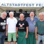 Fünf Herren lachen in die Kamera