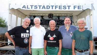 Fünf Herren lachen in die Kamera