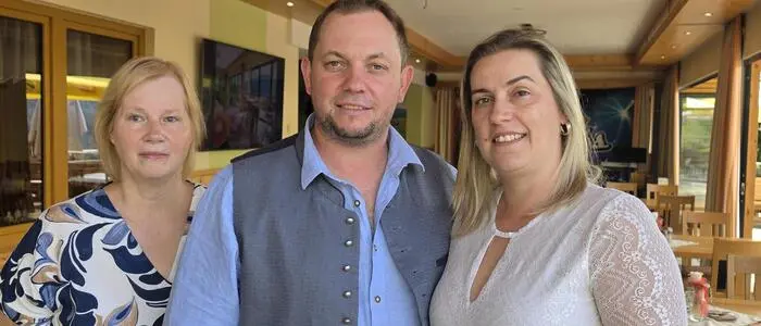 Führen mit Freude den Gasthof Trattner: Peter und Marion (rechts) mit Unterstützung von Mutter Marianne