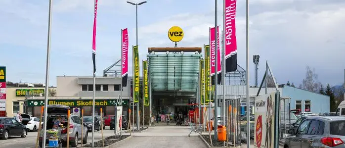 Blick von außen auf ein Einkaufszentrum