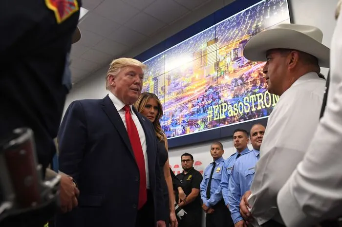 Trump verbrachte am Mittwoch rund eineinhalb Stunden in einem Krankenhaus und traf dort Mitarbeiter und Verletzte. Im Anschluss traf er Polizisten in der Notfall-Kommandozentrale.