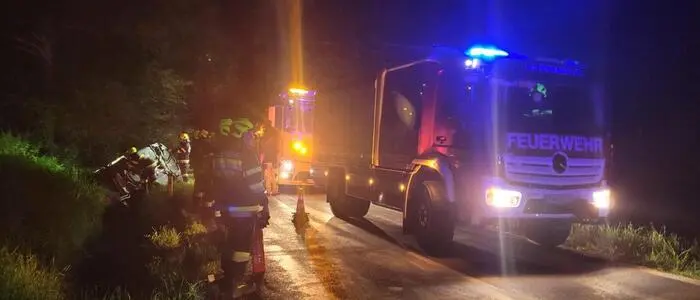 35 Florianis von zwei Feuerwehren kümmerten sich um die Fahrzeugbergung