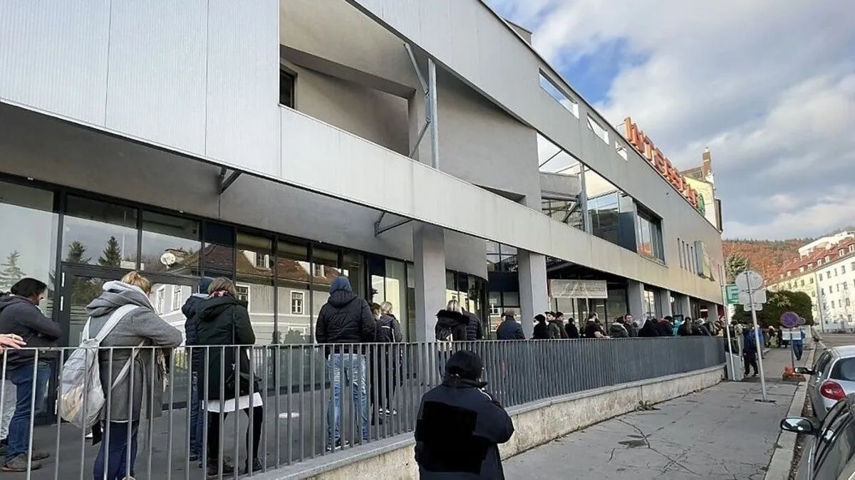 Schlangestehen heißt es vor der Impf- und Teststraße beim Interspar Leoben auch am Montag  