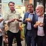 Brasiliens Präsident Jair Bolsonaro mit seiner Entourage beim Pizza-Essen auf dem Gehsteig
