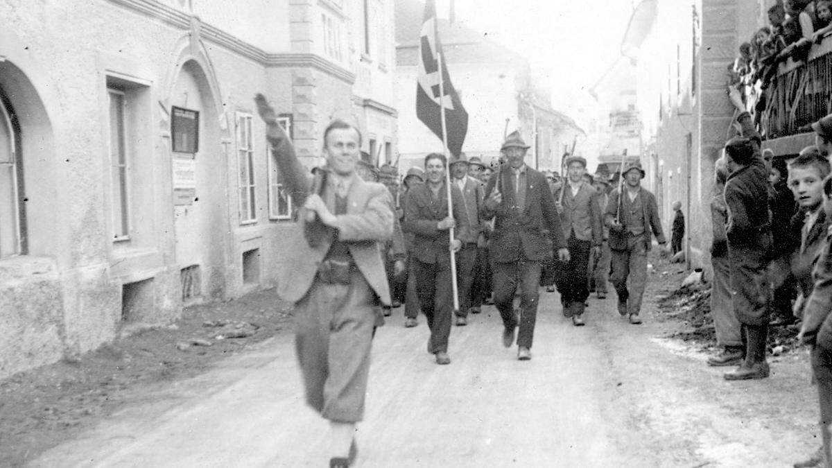 Die SA unter der Führung von Hermann Kavallar, späterer FPÖ-Bürgermeister von Stockenboi, marschiert am Tag der „Machtergreifung“ zum Sammelplatz in Paternion (12. März 1938)