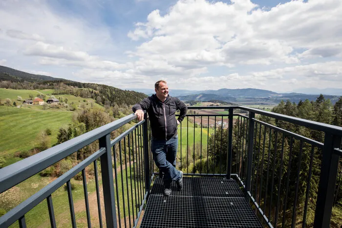 "Ein Highlight ist der Skywalk", verspricht "Burgherr" Dietmar Messner (Foto)