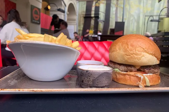 Freigeist: In der Klosterwiesgasse stellt man seit 2016 den Hamburger auf ein Podest – mit hohem Qualitätsanspruch, selbst gemachten Zutaten und ausgesuchten Weinen als Begleitung. Das Lokal gewinnt nicht ganz zu Unrecht regelmäßig bei Burger-Votings in Graz. Maße: 10 cm hoch, 11 cm Durchmesser, 296 Gramm schwer (Patty: 170 Gramm)Fleisch: Salzburger AlmrindPommes: 65 Stück (gut gesalzen, kross)Preis: Burger 9,90 Euro, Pommes 3,90 Euro, Ketchup (karamellisiert): 1,20 Euro 
