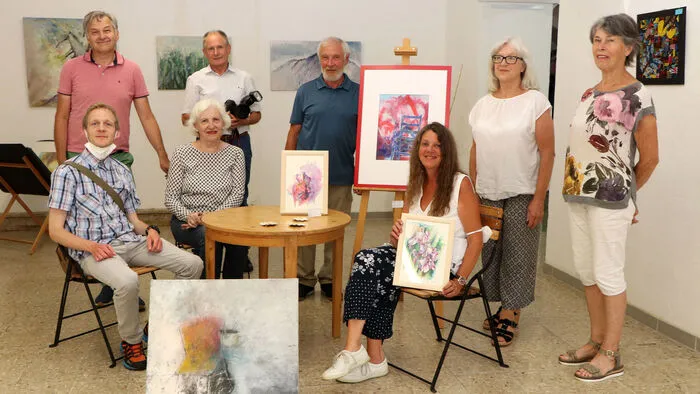 Die Künstlerinnen und Künstler die bei der Vernissage "Kraftplätze" im Kunstraum Feldkirchen anwesend waren.Am Foto von Links sitzend: Bernhard Spitzinger (Gründungsmitglied), Margarete Kandolf (Gründungsmitglied), Ute Korell (Gründungsmitglied und Obfrau),Dahinter  stehend von Links: Reinhard Bürger, Franz Unterberger (Schriftführer), Heiner Korell (Gründungsmitglied), Sieglinde Mader (Gründungsmitglied und Kassier), Maria Kemperle (Gründungsmitglied).