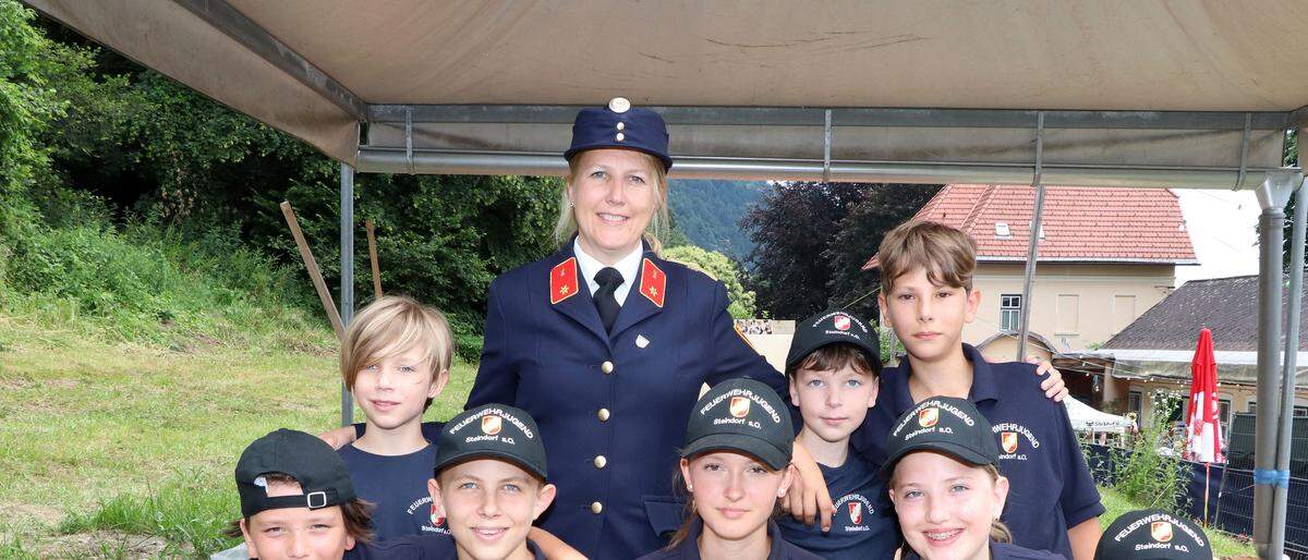 Manuela Unegg bringt die Steindorfer Jugend zur Feuerwehr