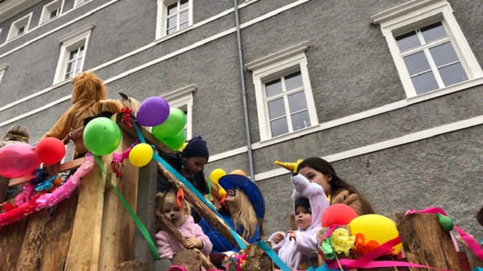Von der Vorstadt aus zogen die aufwendig dekorierten Narrenwagen durch das Stadttor und über den Gmündner Hauptplatz.