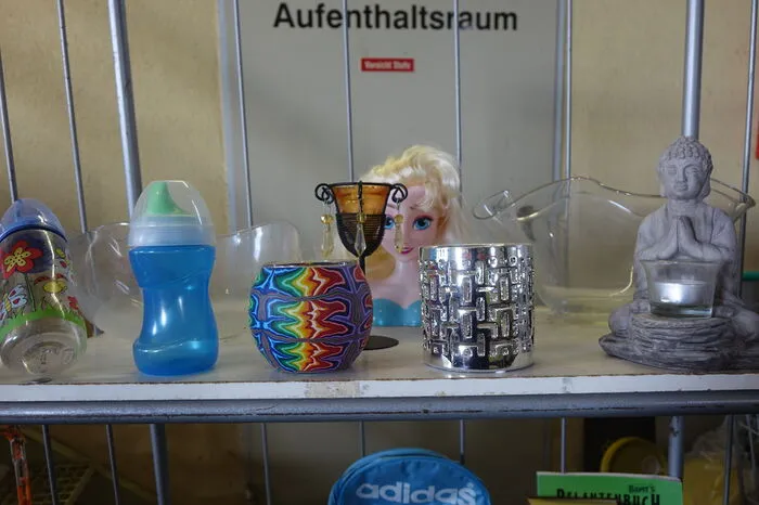 Die Waren, die dafür zur Verfügung stehen, sind bunt gemischt.
