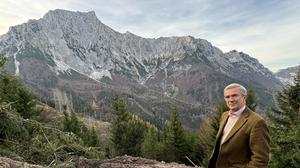 Friedrich Nostitz-Rieneck in seinem Wald vor dem mächtigen Kaiserschild in Eisenerz