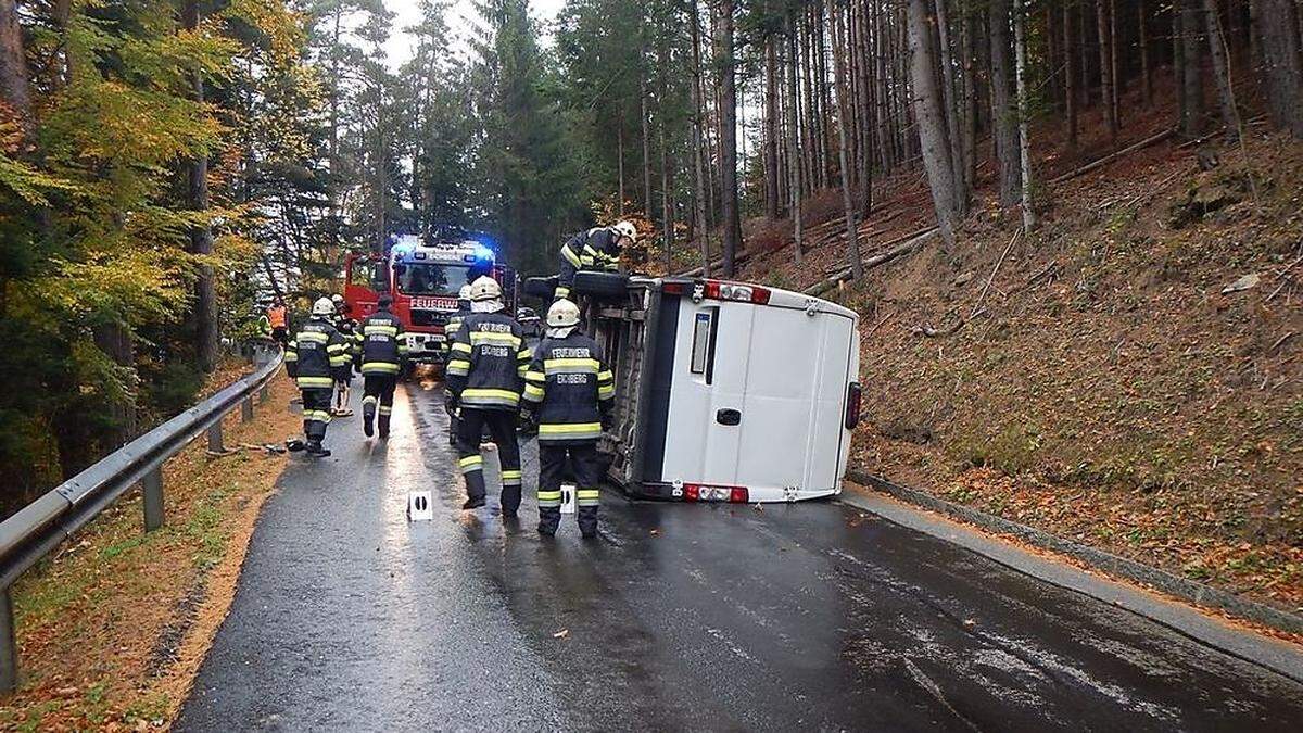 15 Feuerwehrleute der FF Eichberg bargen das Fahrzeug