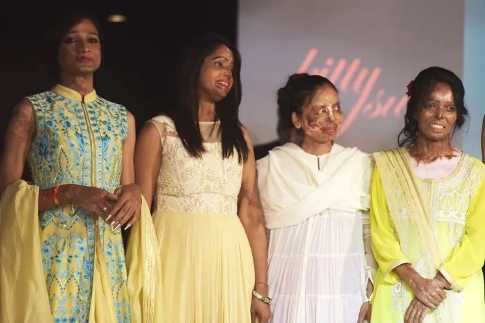 Unterstützt wurde sie von der Organisation Make Love Not Scars ("Macht Liebe, keine Narben"), die auch die Haute-Couture-Schau in Neu Delhi organisierte. Die Gruppe hilft Überlebenden von Säureangriffen, ihr Leben wieder aufzubauen. Die Modeschau gebe den von der Gewalt gezeichneten Frauen die Möglichkeit, Selbstvertrauen wiederzugewinnen, hieß es.