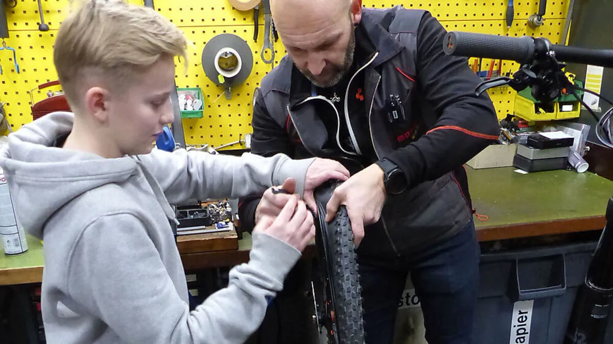 Bei Maschinen More durften die Jugendlichen auch selbst mithelfen