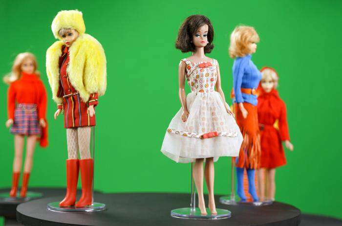 Echte Sammlerstücke: Barbies aus verschiedenen Epochen, erkennbar an den unterschiedlichen Kleidungsstilen