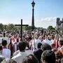 Eine Karfreitagsprozession vor der Kathedrale Notre Dame, die in der Nacht auf Dienstag abgebrannt ist.