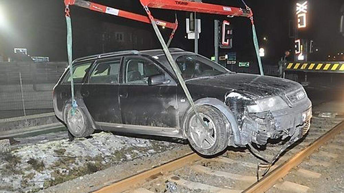 Aufwendige Gleisbergung in der Nacht