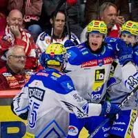 Julian Metzler (Mitte) und seine Mitspieler, Kumpels und Nachbarn: Elias Wallenta (rechts) und Lukas Schreier