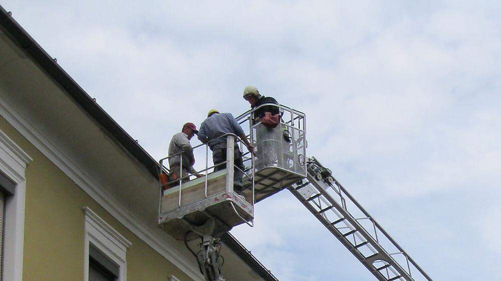 Die Feuerwehren sollten den Mann mittels Drehleiter vom Dach holen