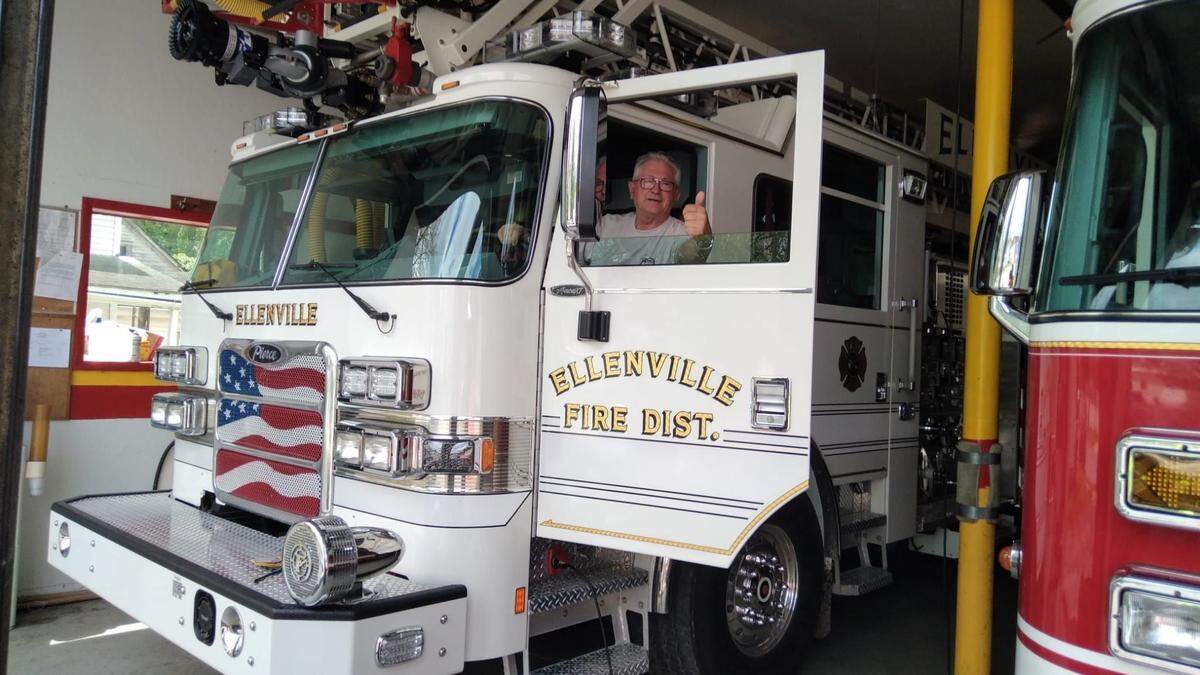 Norbert Gürtl von der Freiwilligen Feuerwehr Obergralla in einem amerikanischen Feuerwehr-Truck