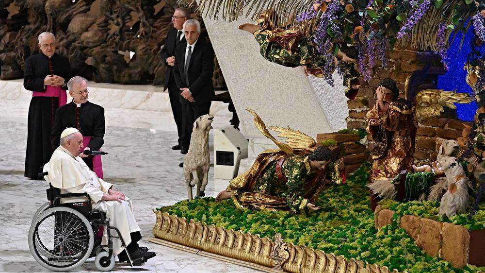 Franziskus bei der Krippenbesichtigung im Vatikan. Wegen eines Knieleidens benutzt der Papst einen Rollstuhl 