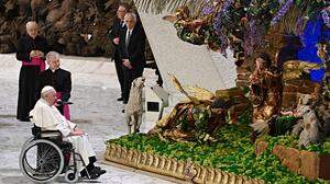 Franziskus bei der Krippenbesichtigung im Vatikan. Wegen eines Knieleidens benutzt der Papst einen Rollstuhl 