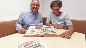 Franz Liebmann und Sonja Macht blätterten mit der ersten Feldbacher Regionalausgabe der Kleinen Zeitung in ihren Erinnerungen