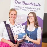 Die Steirische Käferbohnenkönigin Michaela Summer (links) mit Lea Preglau (FS Neudorf). Sie siegte mit ihrer Käferbohnen-Bolognese