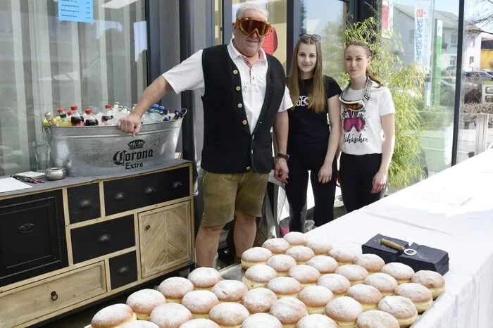 Bei der Brotbar genossen die Besucher die Krapfen