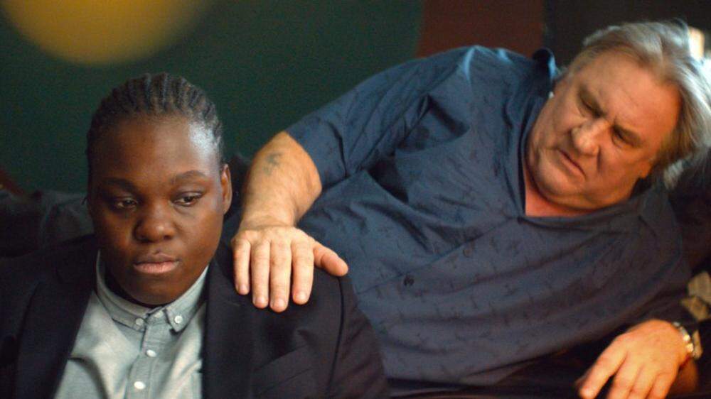 An der Seite von Depardieu: Shooting Star Déborah Lukumuena, die den exzentrischen Schauspieler als Bodyguard bewachen soll.