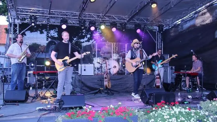 Am Freitag ging am Rathausplatz die nunmehr 5. Veranstaltung des Köflacher Musiksommers 2024 über die Bühne. Prachtwetter und die Band „Grenzenlos“ sorgten dafür, dass der Rathausplatz gerammelt voll war.