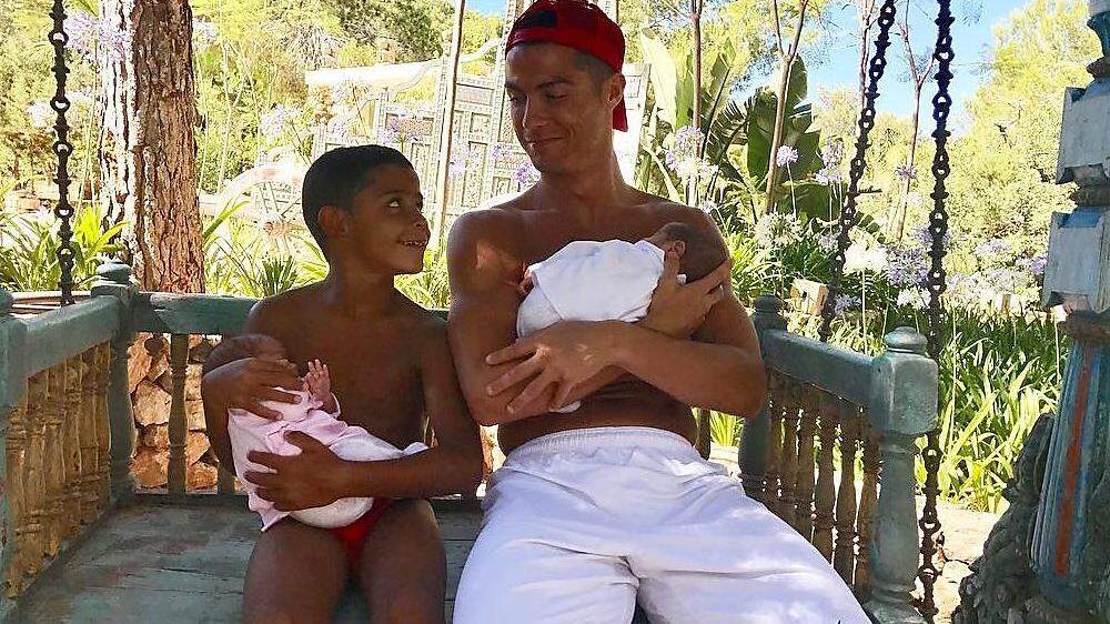Cristiano Ronaldo sen. und Cristiano jun. mit den Zwillingen Eva-Maria und Mateo. Das vierte Kind ist unterwegs